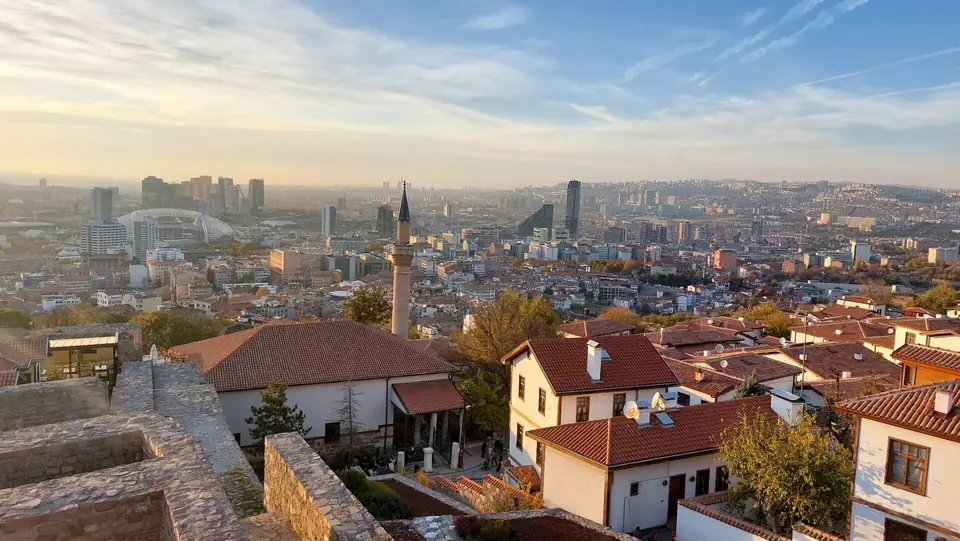Ankara Kalesi'nden görülen kırmızı çatılı evler ve şehir manzarası