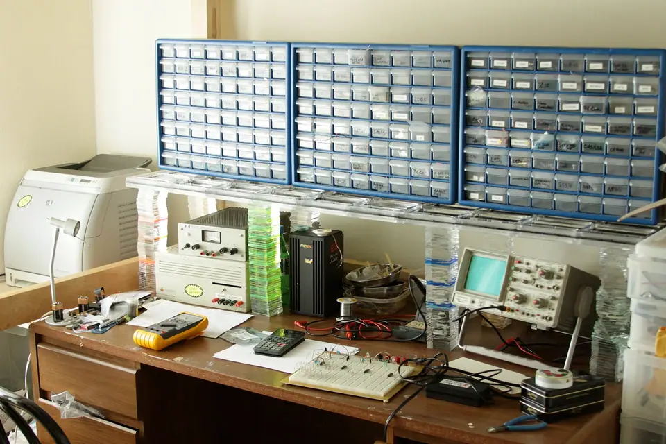 Ölçüm cihazları ve malzeme çekmeceleriyle dolu elektronik çalışma tezgâhı