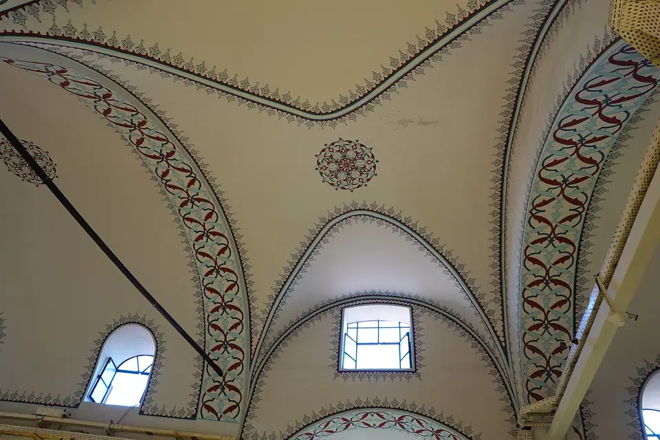 Kapalıçarşı'da nakışlı kubbe ve tonoz tavan, pencereden süzülen ışık