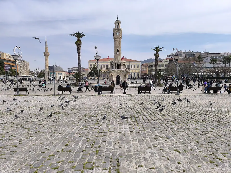 İzmir Konak Meydanı'nda Saat Kulesi ve meydanda dolaşan insanlar