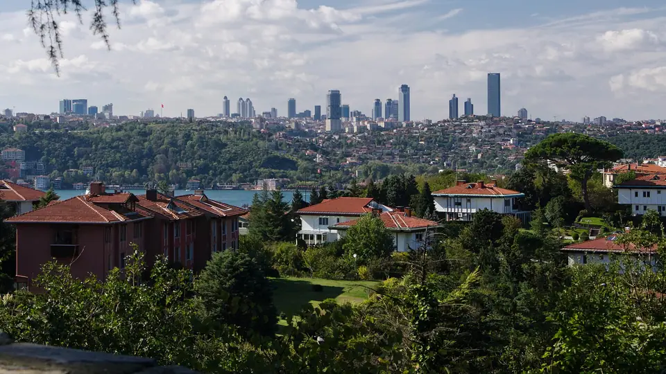 Boğaz'ın karşı yakasından görülen Levent gökdelenleri ve yeşil yamaçlar